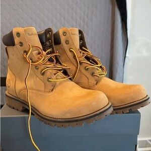 Timberland 6 in Wheat Nubuck Size 9